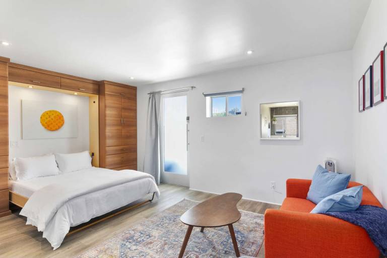 Retro Studio in the Heart of DTPH Very Walkable