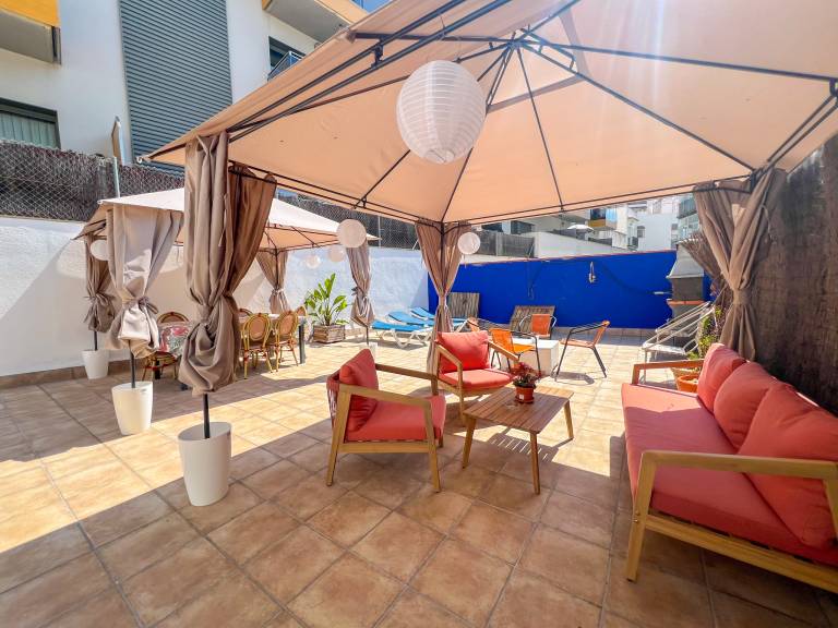 Family-oriented villa with BBQ, patio & yard | City view | Beach nearby | Dogs allowed — photo 2