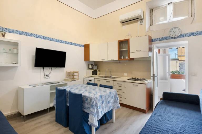 Apartment with patio | City view — photo 2