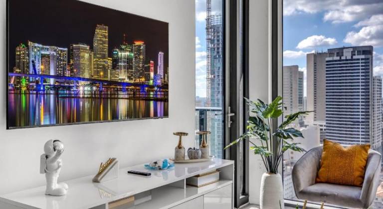 Rental apartment with jacuzzi & pool | Near Bayside Marketplace | Perfect for remote work — photo 2