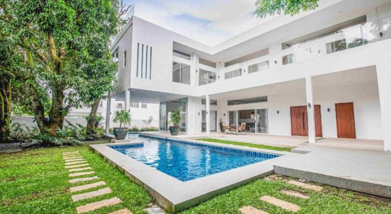Rental apartment with pool in Tagaytay