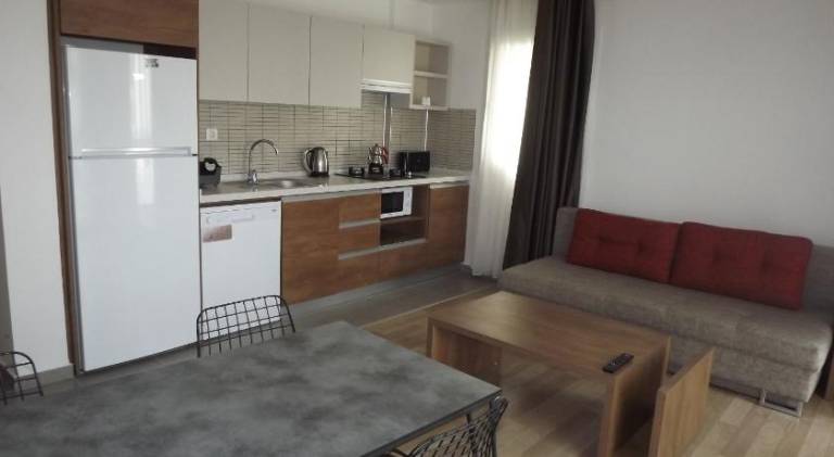 Serviced apartment with pool, terrace & yard — photo 4