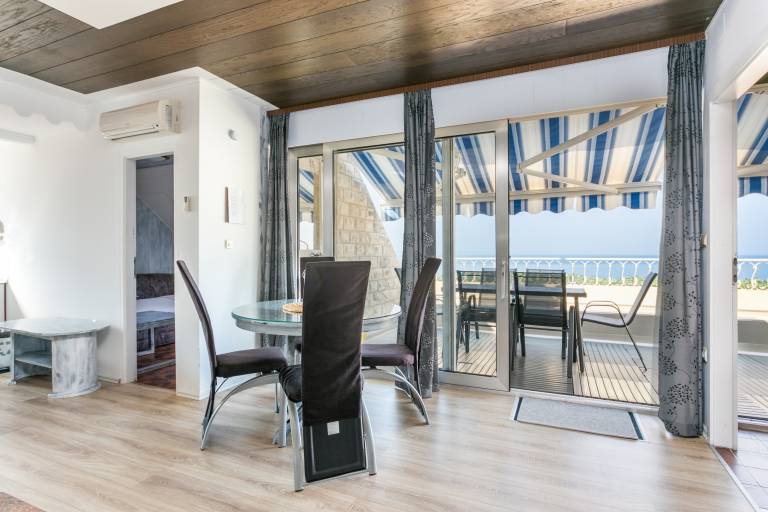 Three bedroom apartment with terrace and sea view Sumpetar, Omiš (A-21633-c) — photo 4