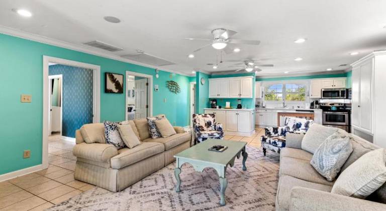 Vacation home with pool — photo 2