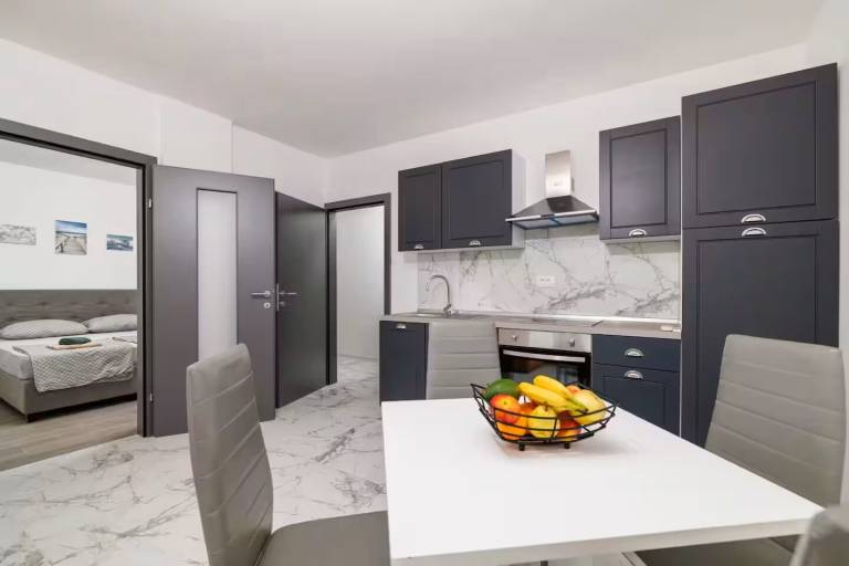 Apartment with yard & barbecue | Sea view — photo 5