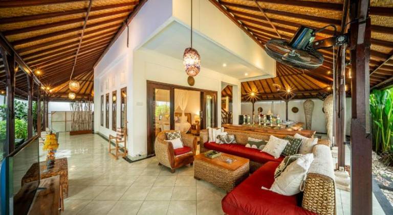 Villa with pool — photo 3