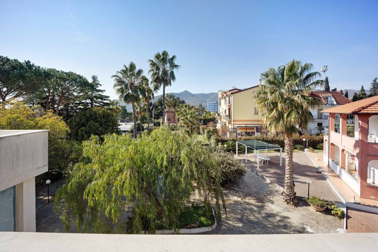 Apartment with garden & pool | Garden view — photo 4