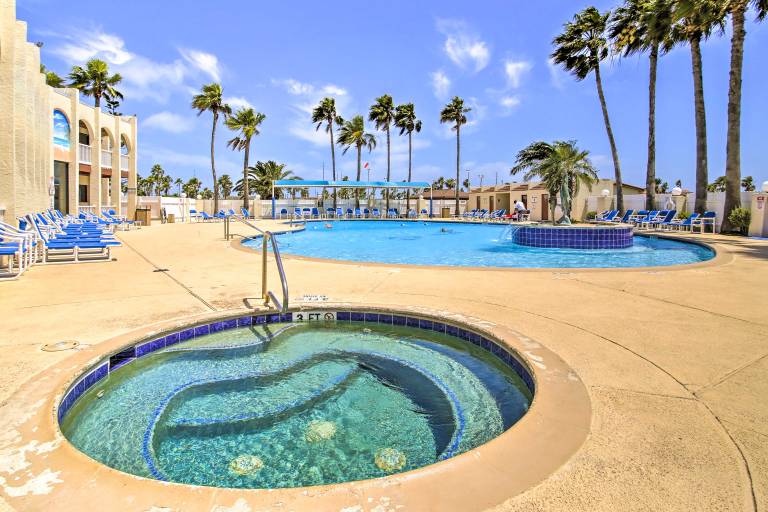 5 Mi to Beaches: Sunny Port Isabel Golf Retreat — photo 2