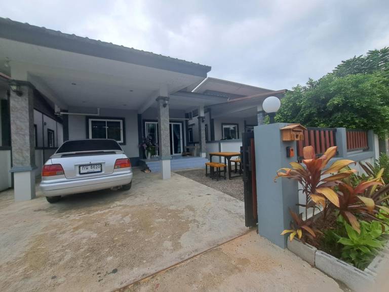 Spacious house with patio & yard | Good for workation | Pet-friendly in Phetchaburi