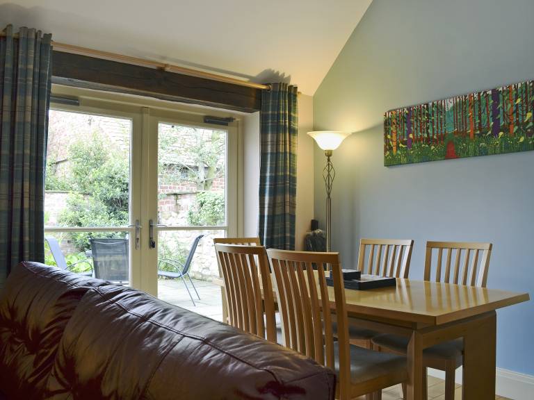 Cottage with garden — photo 4