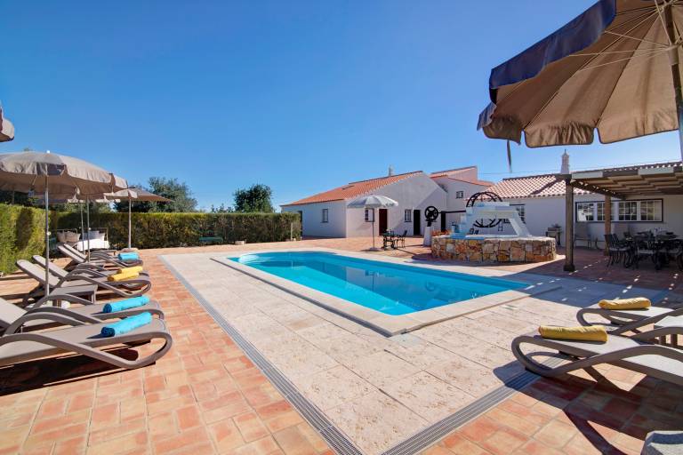 Vacation Home 'Villa Oliva AL - T4' with Mountain Views, Pool, Sunny Terrace, Wi-Fi & A/C — photo 2