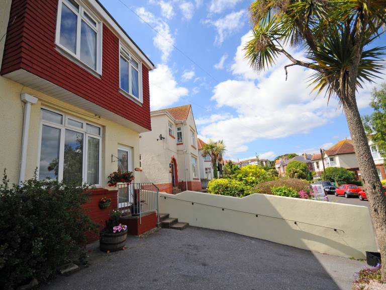 Family-oriented cottage with grill & yard | Beach view | Close to the beach | Dogs allowed — photo 3