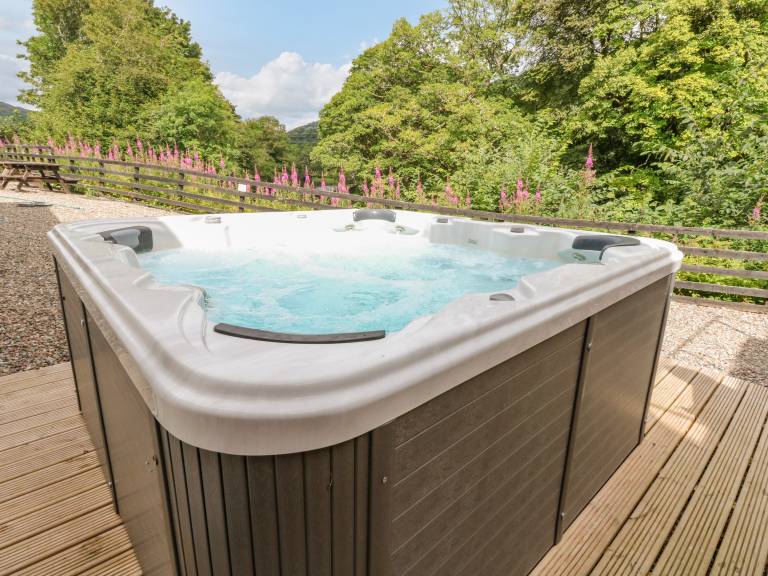 Family-friendly beautiful cottage with sauna, yard & hot tub | Pet-friendly — photo 3