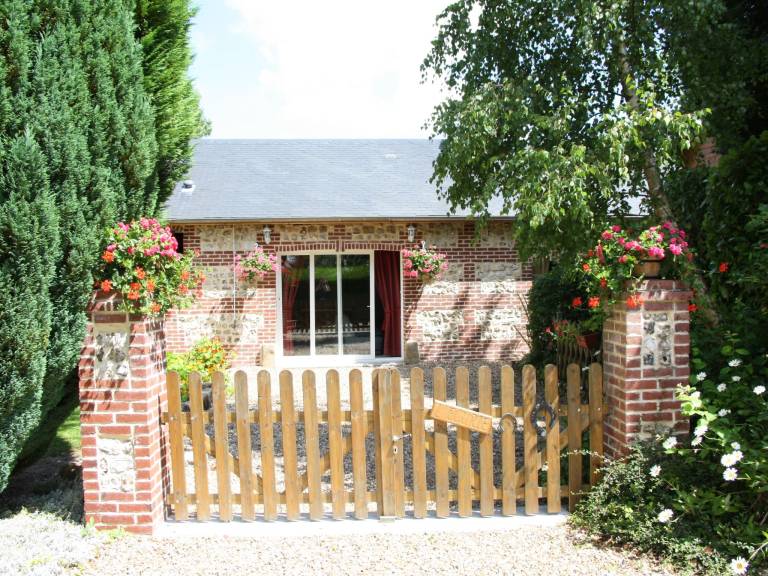 Fully equipped house with patio, yard & grill | Pets allowed — photo 4