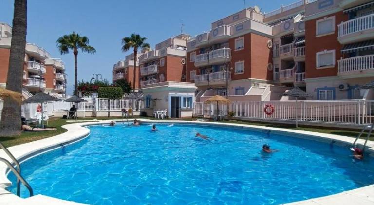 Apartment with pool — photo 3