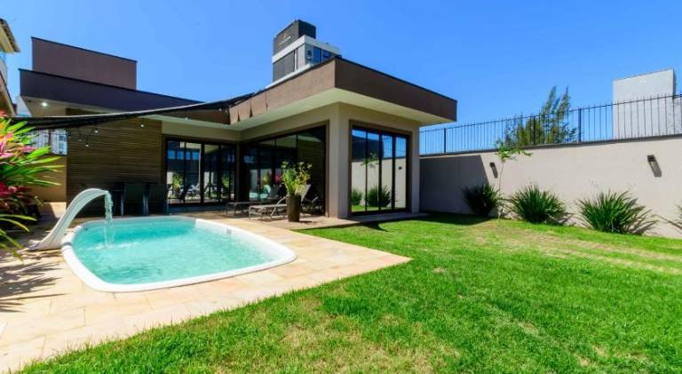 Vacation home with pool in Itajai