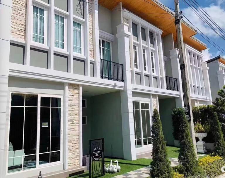 Lovely villa with yard & pool | Pets allowed — photo 4