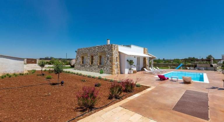 Villa with pool — photo 5