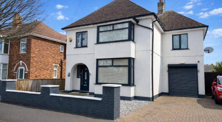 4 bedroom family home - steps away from the beach in Skegness