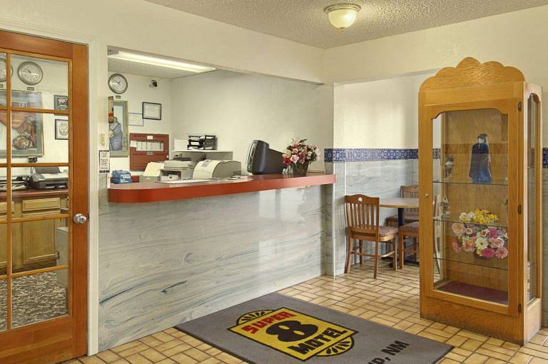 Super 8 By Wyndham Gallup — photo 3