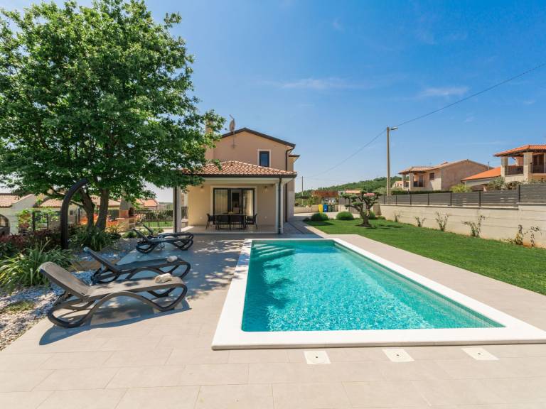 House with patio, BBQ & private pool — photo 5