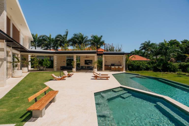Children-friendly ample villa with yard, pool & terrace | Golf view | Pet-friendly — photo 3
