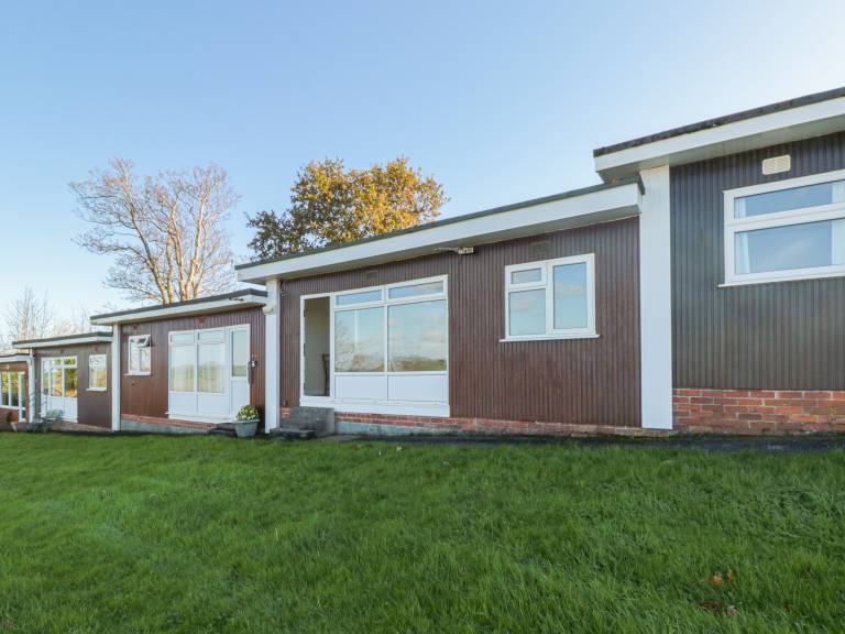 Family-friendly nice cottage with yard | Beach view | Pets allowed in Dartmouth