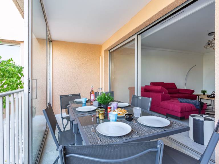 Holiday apartment with terrace, yard & pool — photo 3