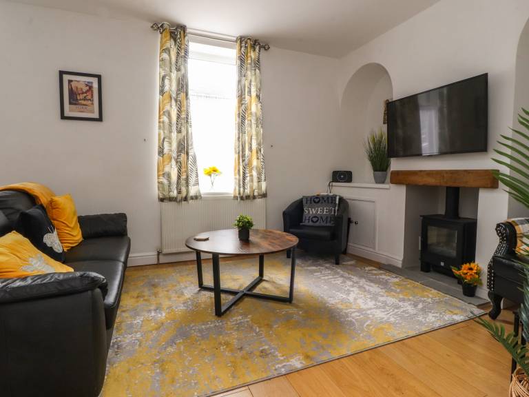 Cottage with yard & terrace — photo 3