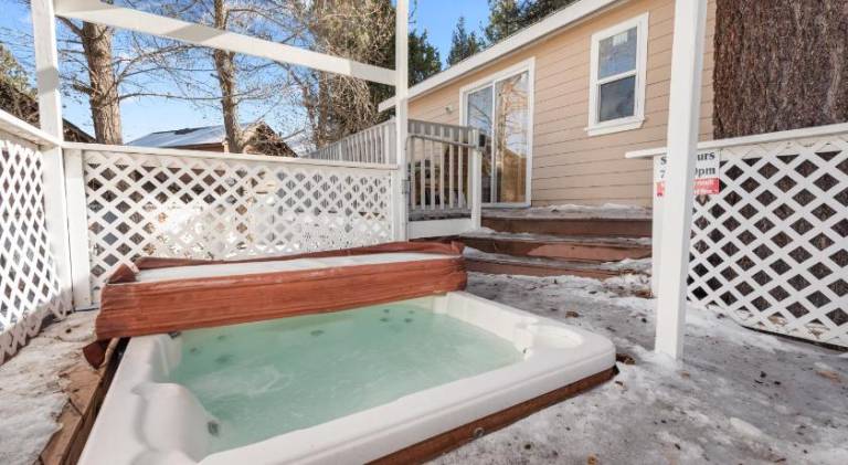 Vacation home with hot tub | Pets allowed — photo 5