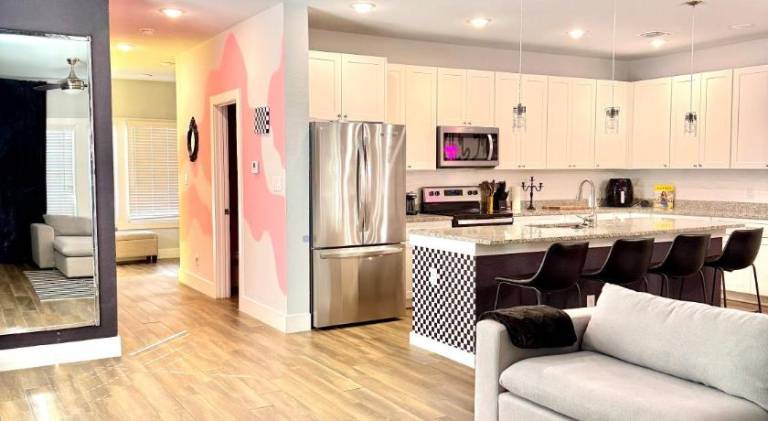 Wonderful serviced apartment with patio | Close to Tower of the Americas | Perfect for remote work | Pet-friendly — photo 2