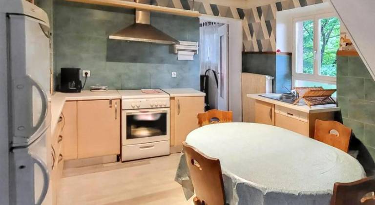 Vacation home with BBQ, terrace & yard — photo 4