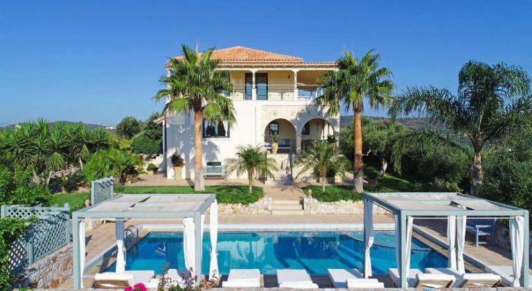 Fully equipped villa with yard, barbecue & private pool | Good for workation | Dogs allowed in Platanias