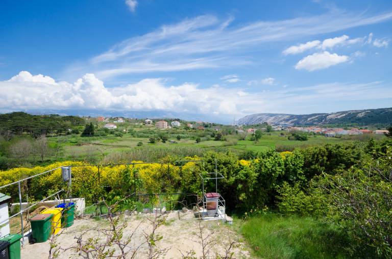 Fully equipped lovely holiday apartment with garden, patio & barbecue | Garden view | Beach nearby | Pets allowed — photo 2