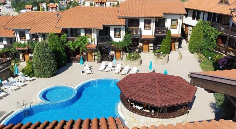 Holiday apartment with pool, garden & terrace — photo 3
