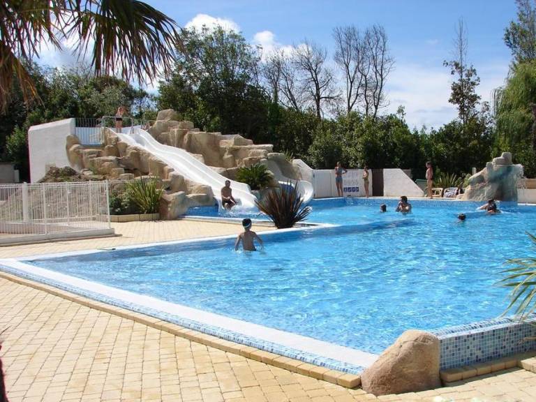 Family-friendly mobile home with terrace & pool | Beach nearby | Dogs allowed in Rochefort
