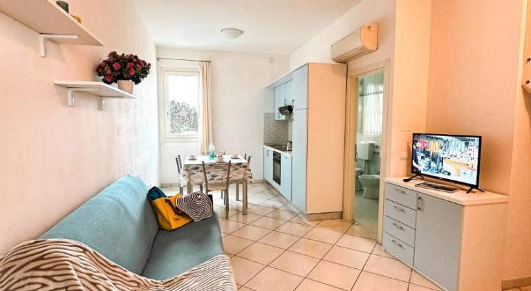 Serviced apartment with BBQ, pool & patio — photo 2