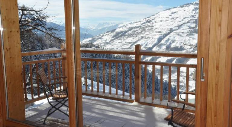 Chalet with hot tub, terrace & yard — photo 4