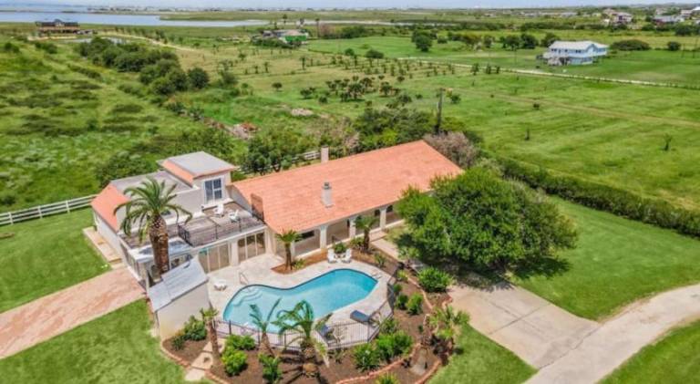 Fully equipped ample vacation home with private pool, grill & garden | Suitable for remote work | Pets allowed in Galveston, TX