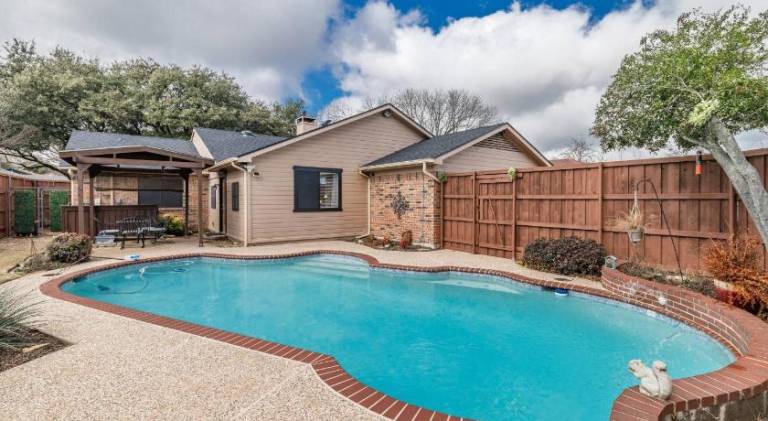 House with pool — photo 2