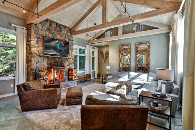 Slopeside Estate Luxurious Home in Killington - Ski On Ski Off, Hot Tub, Private Shuttle in Killington, VT