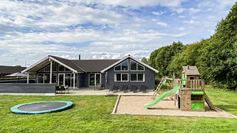 Family-oriented big house with private pool, yard & sauna | Pet-friendly — photo 2