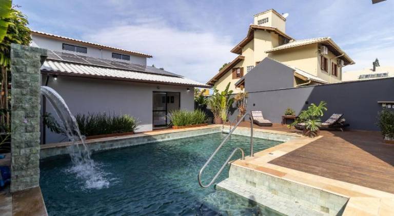 Charming house with pool | Beach nearby | Good for workation | Dogs allowed in Florianópolis