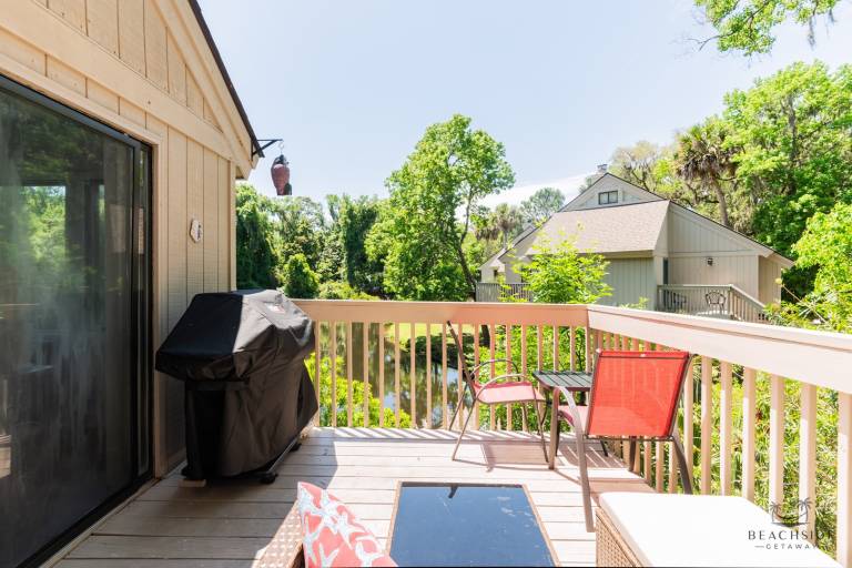 Vacation home with BBQ & pool | Lake view — photo 3
