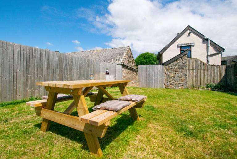 Cottage with yard | Pets are welcome — photo 4