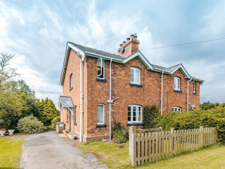 Fully equipped lovely cottage with garden | Pets are welcome in Bridgnorth