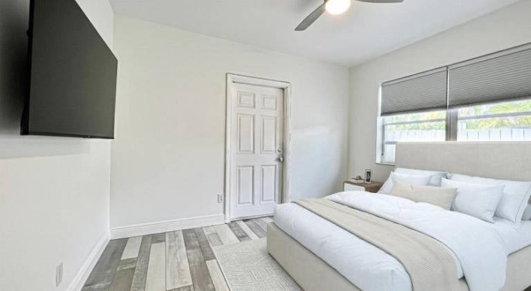 Stylish Cozy Beach Home - Private Backyard, Free Parking & Laundry — photo 2