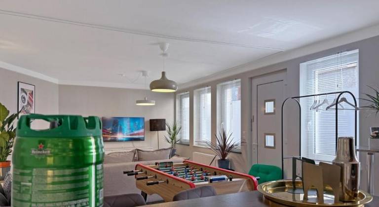 Zentr Stuttgart Gruppen-Duplex 13 Schlafplatze, PS5, Spiele & Terrasse in Ostfildern
