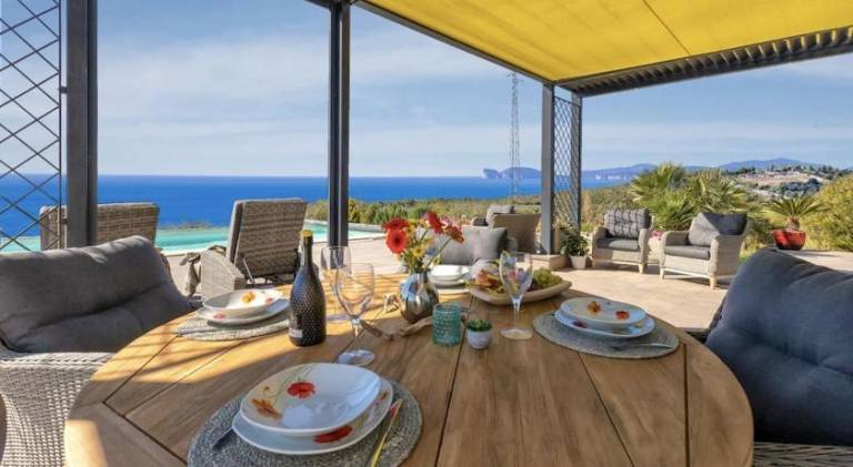 Luxury Sunshine Villa in Alghero with pool and sea view in Alghero