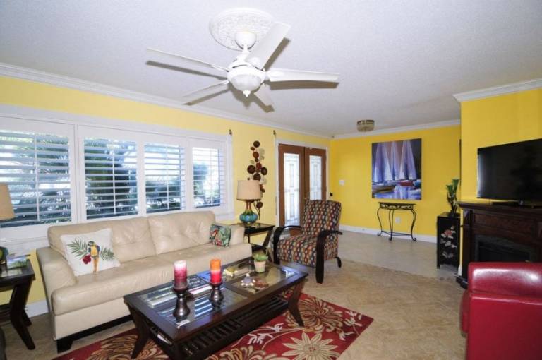 Banana River Beauty - Five Bedroom Waterfront Home with Heated Pool and Spa — photo 3